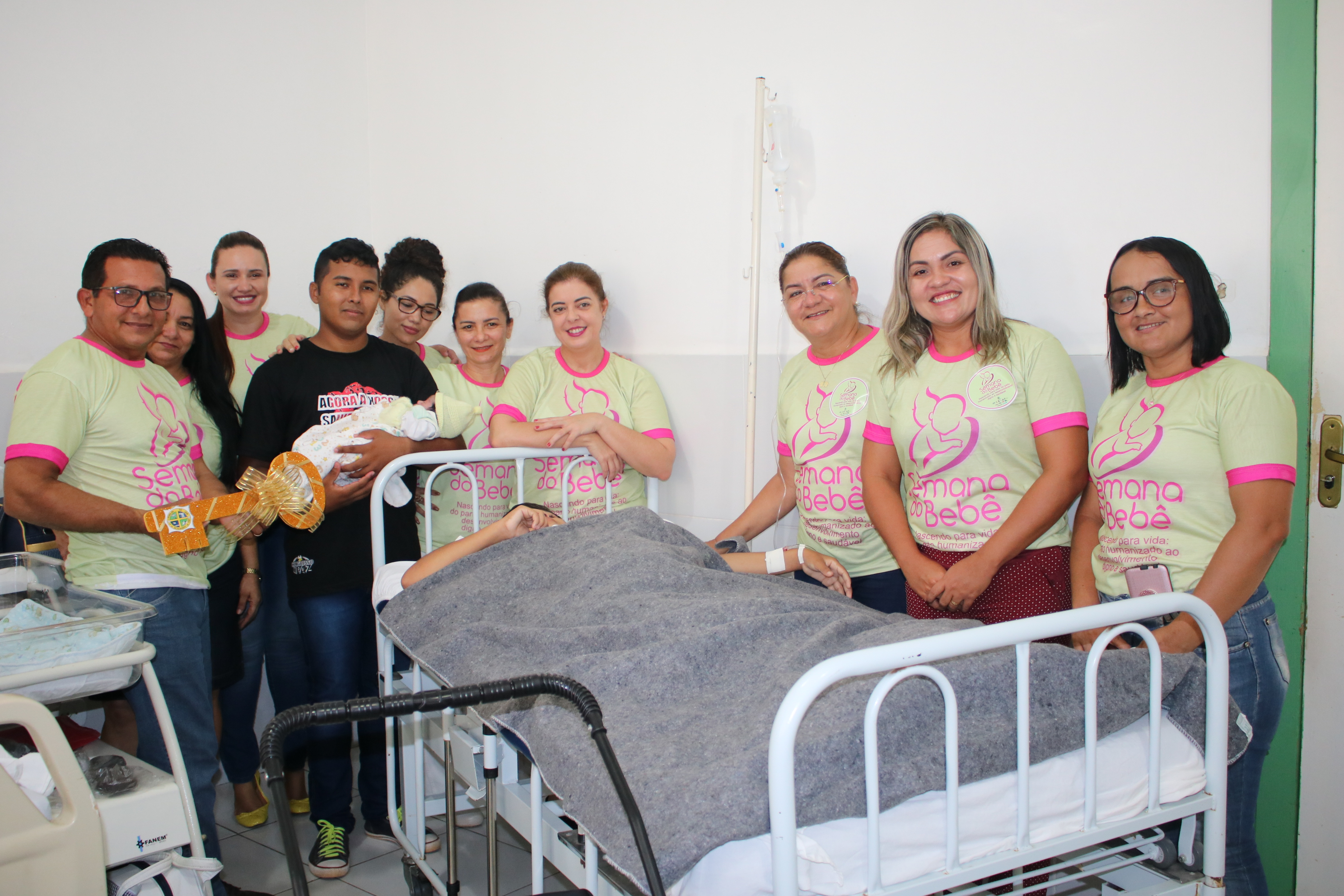 Chave simbólica da cidade é entregue aos pais do bebê prefeito.